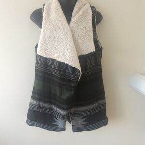 Steve Madden Aztec pattern Cozy Black and Green collard neck vest sz xs/small